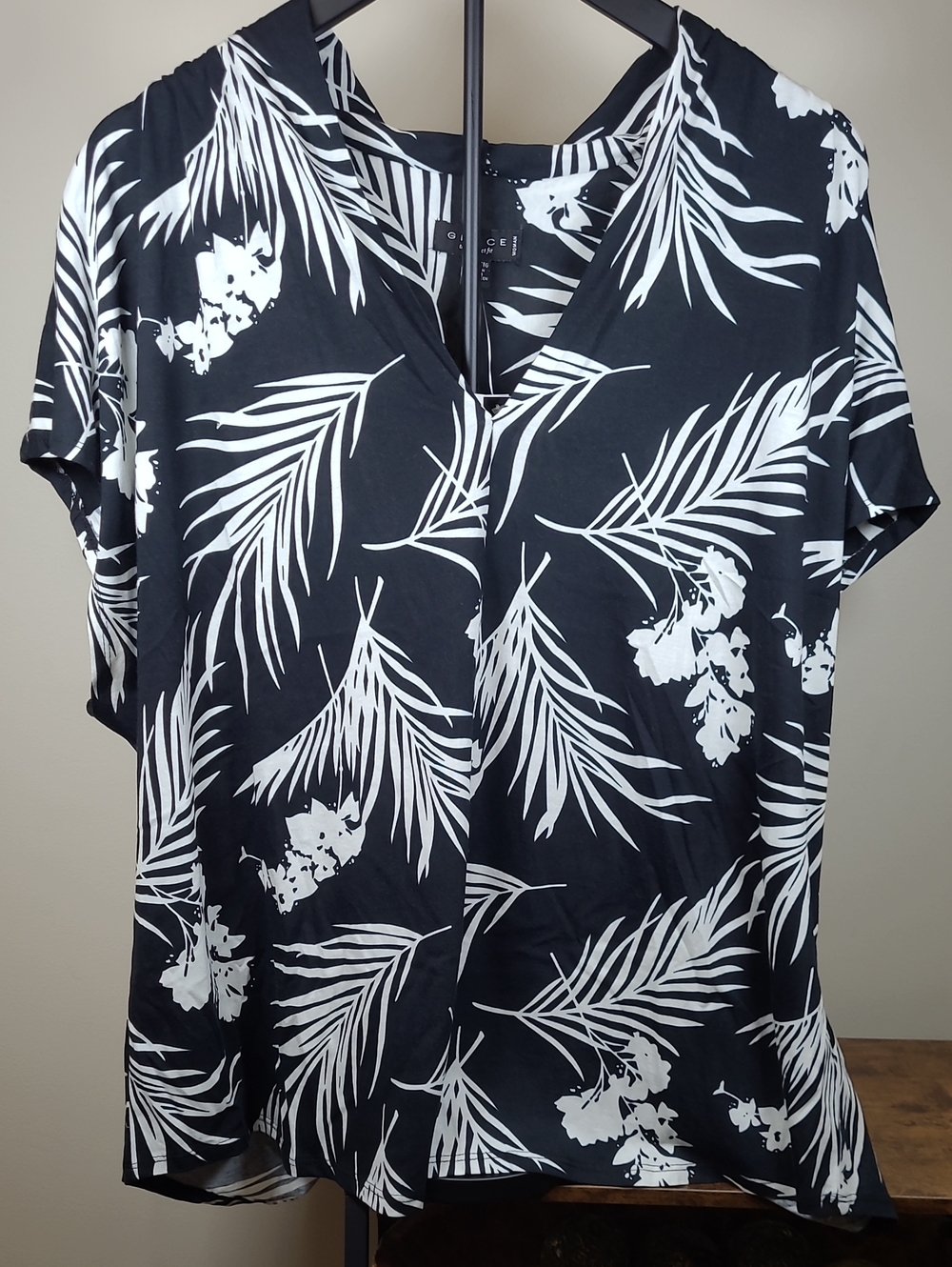 NWT Grace Black & White Tropical V-Neck Blouse size 3X